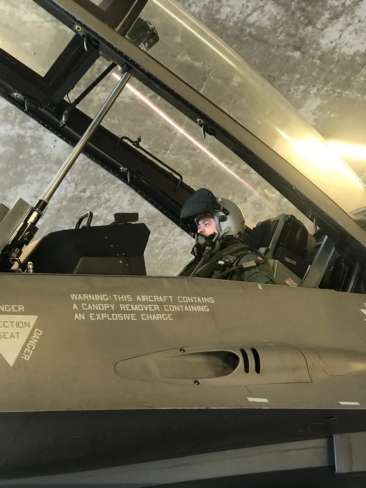 Алексей в самолете Алексей в самолете