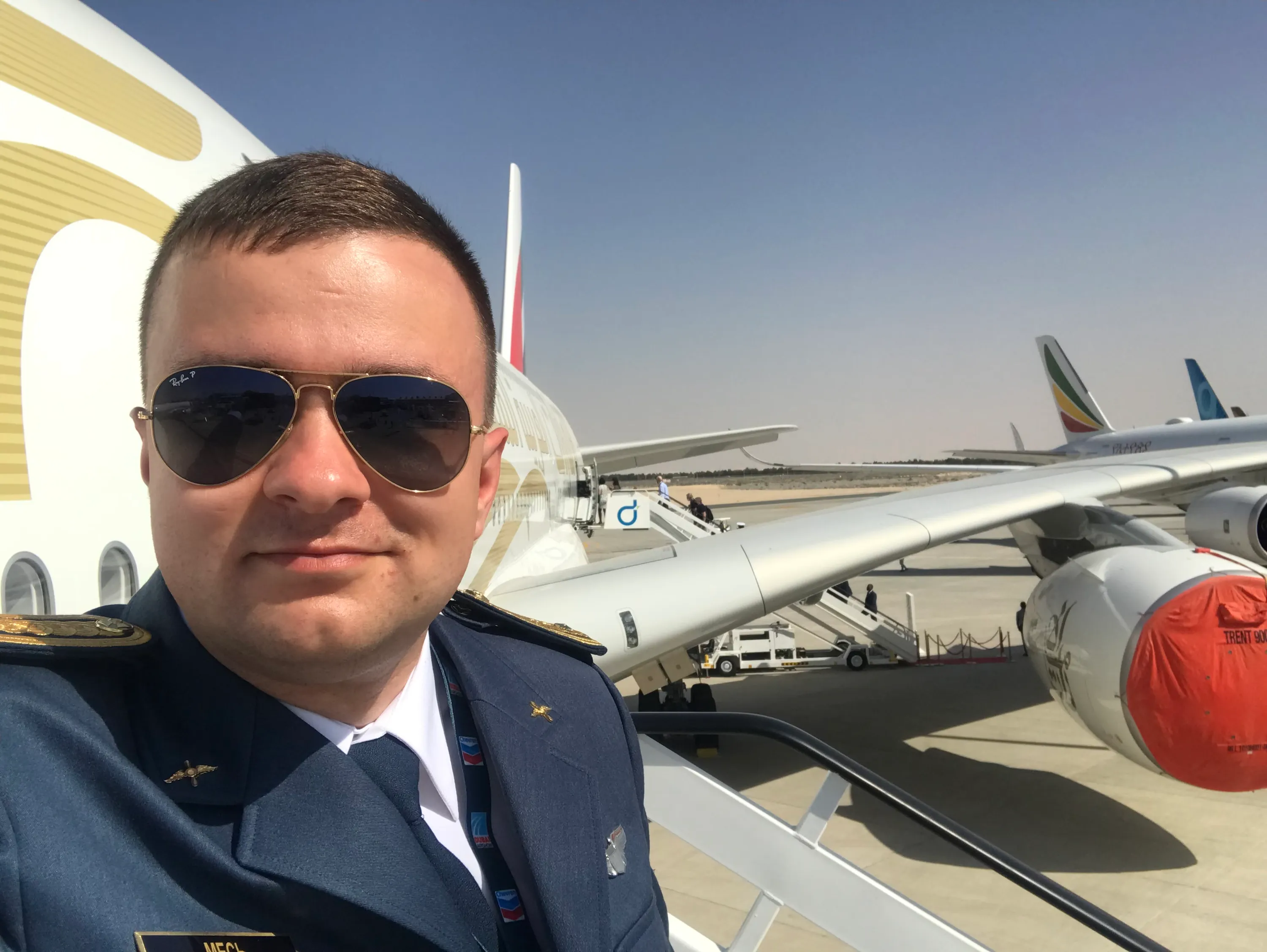 Олексій біля літака Олексій біля літака