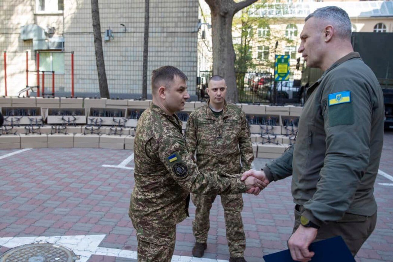 Кличко сообщил, что киевляне передали 1100 FPV-дронов различных типов 27 бригаде Нацгвардии