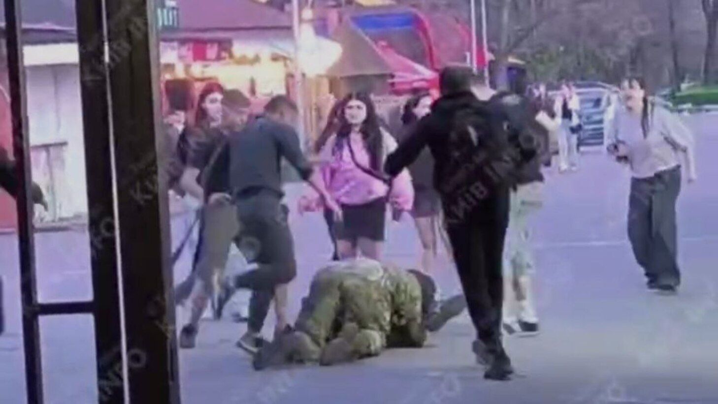 Подростки избили военного в Киеве