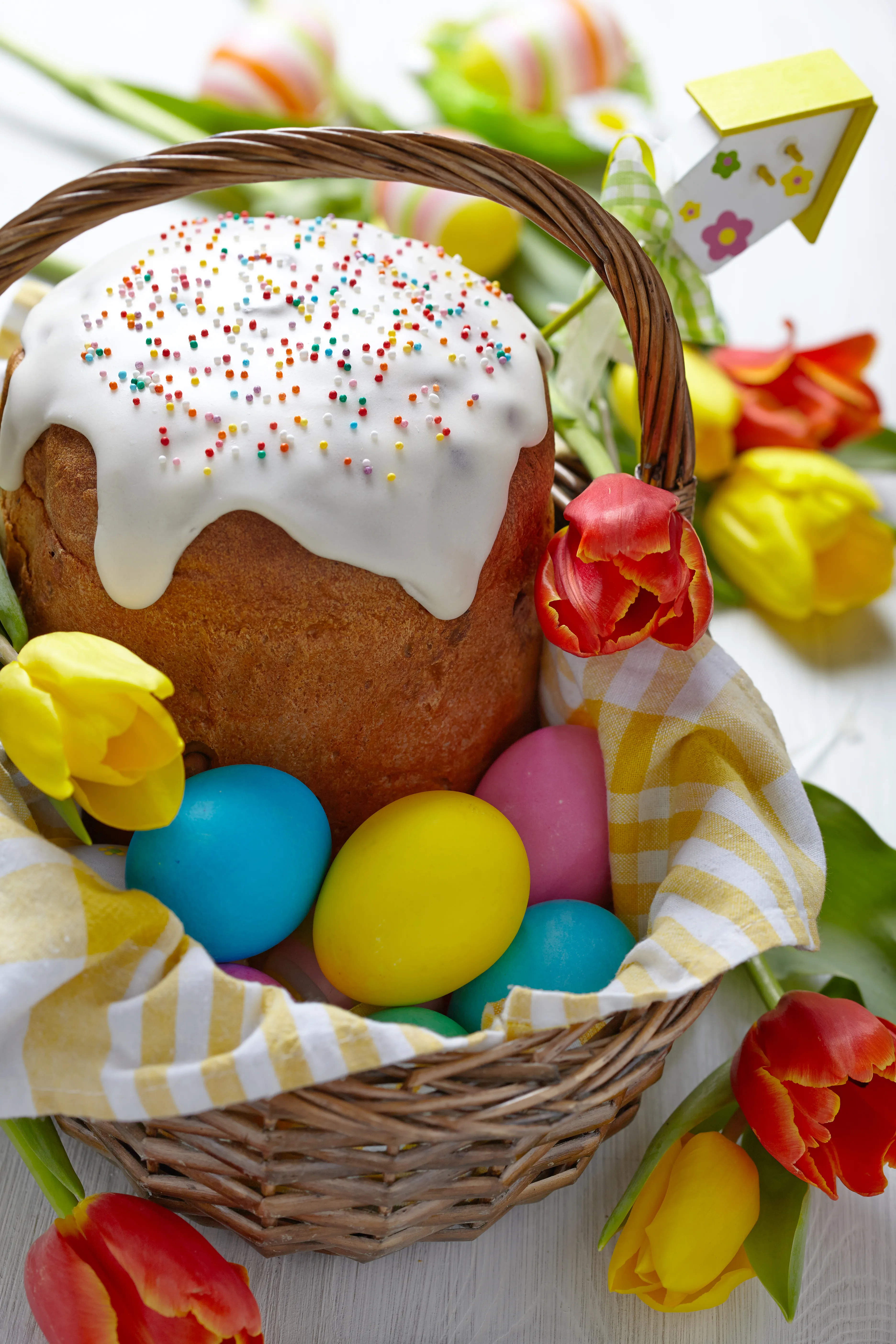 Пасха и писанки в корзине Пасха и писанки в корзине