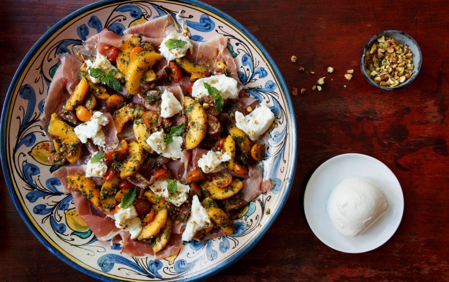 Салат из персиков и прошутто с фисташковым песто Салат из персиков и прошутто с фисташковым песто