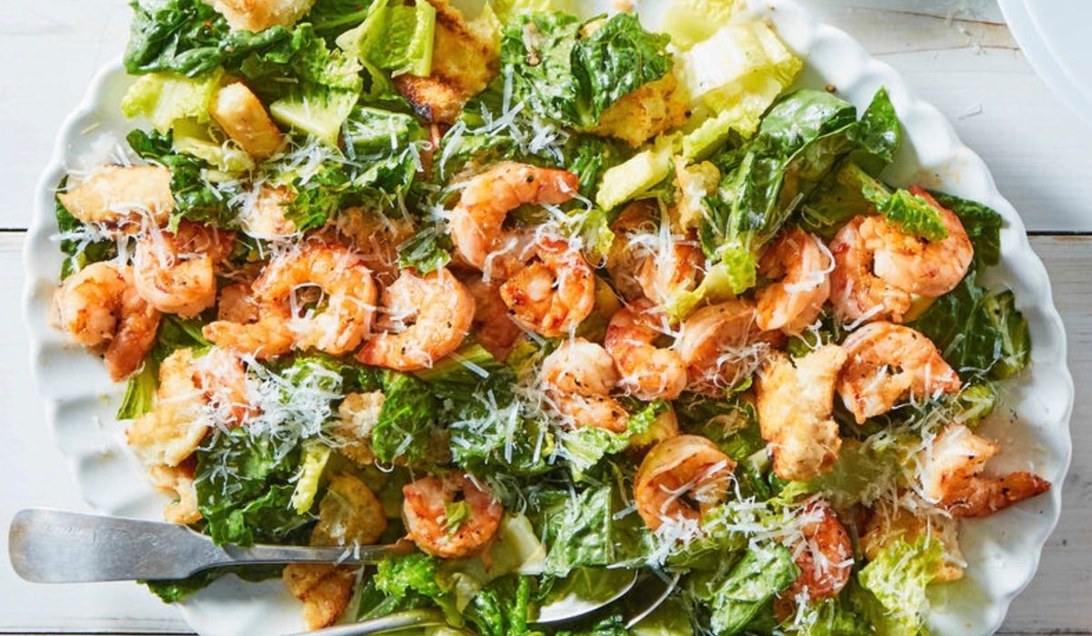 Салат Цезарь с креветками