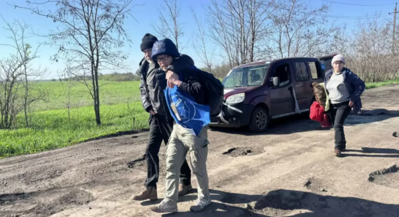 Росіяни атакували евакуаційне авто Гуманітарної місії Проліска Росіяни атакували евакуаційне авто Гуманітарної місії Проліска