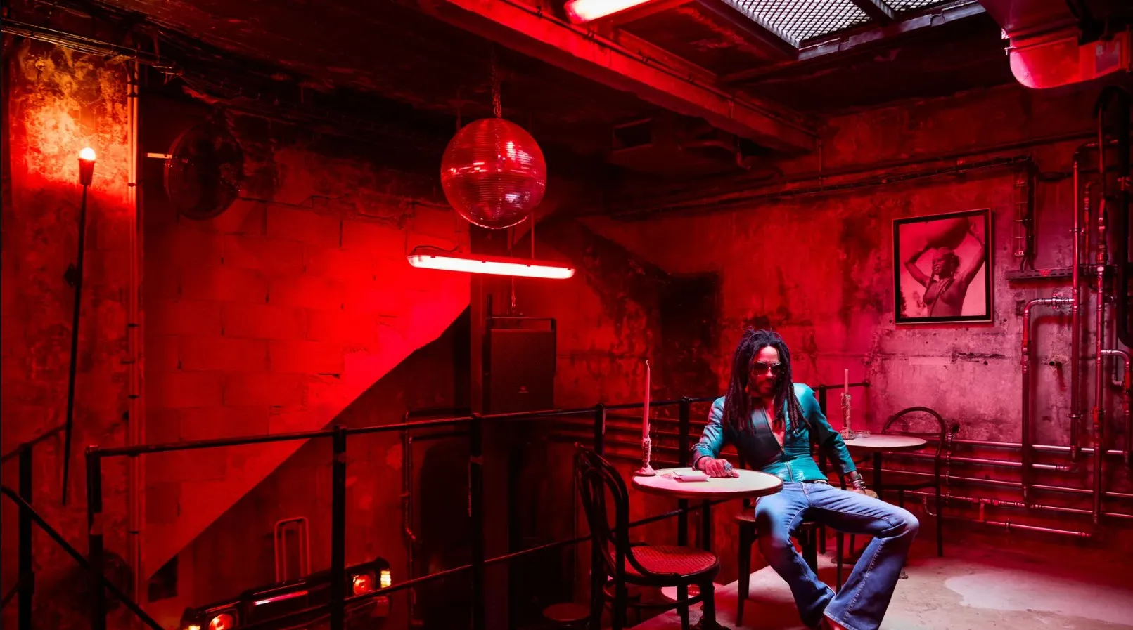 Ленни Кравиц в своем подвальном клубе Ленни Кравиц в своем подвальном клубе