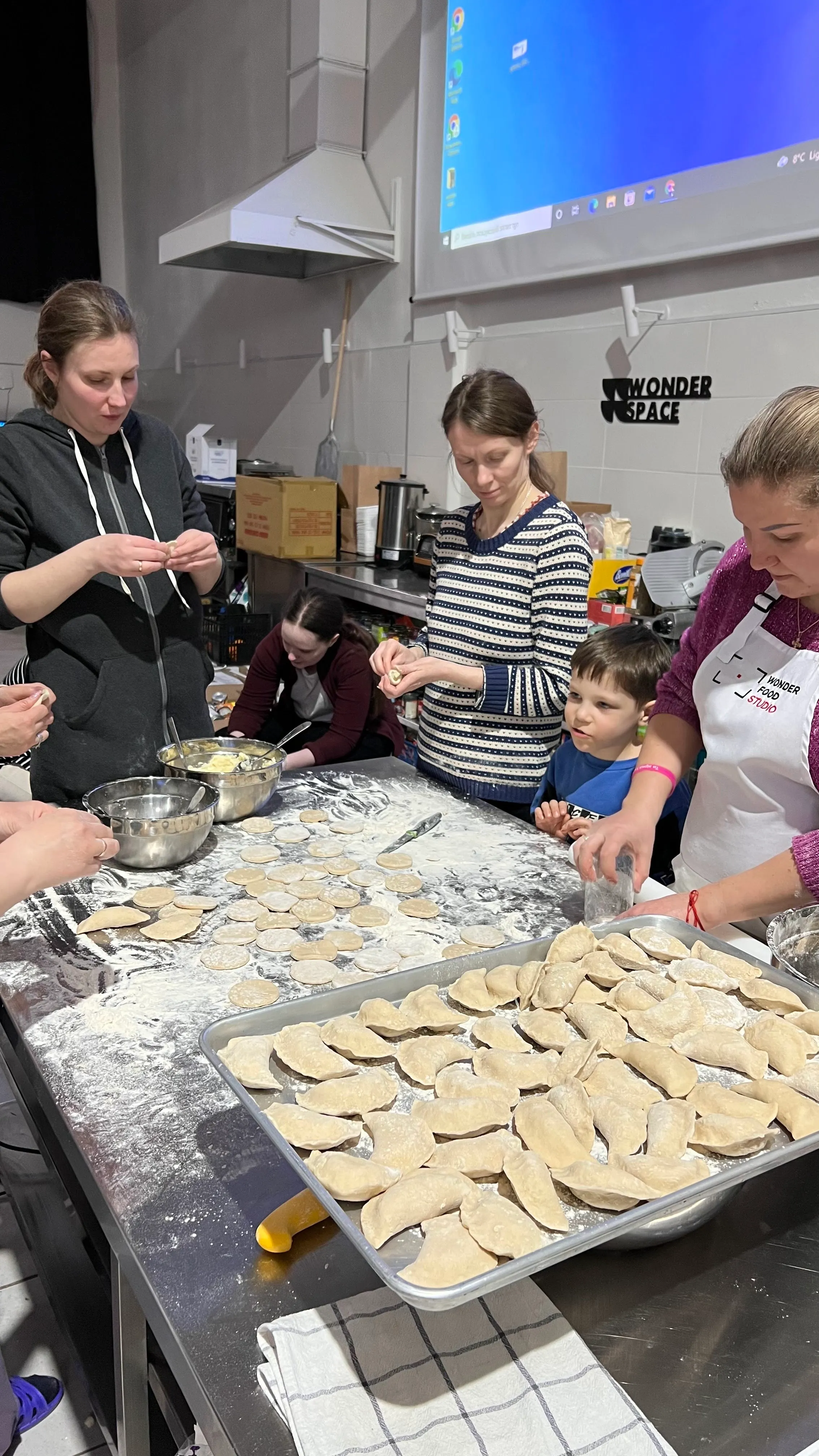 Біженці готують вареники на кухні Underspace Біженці готують вареники на кухні Underspace