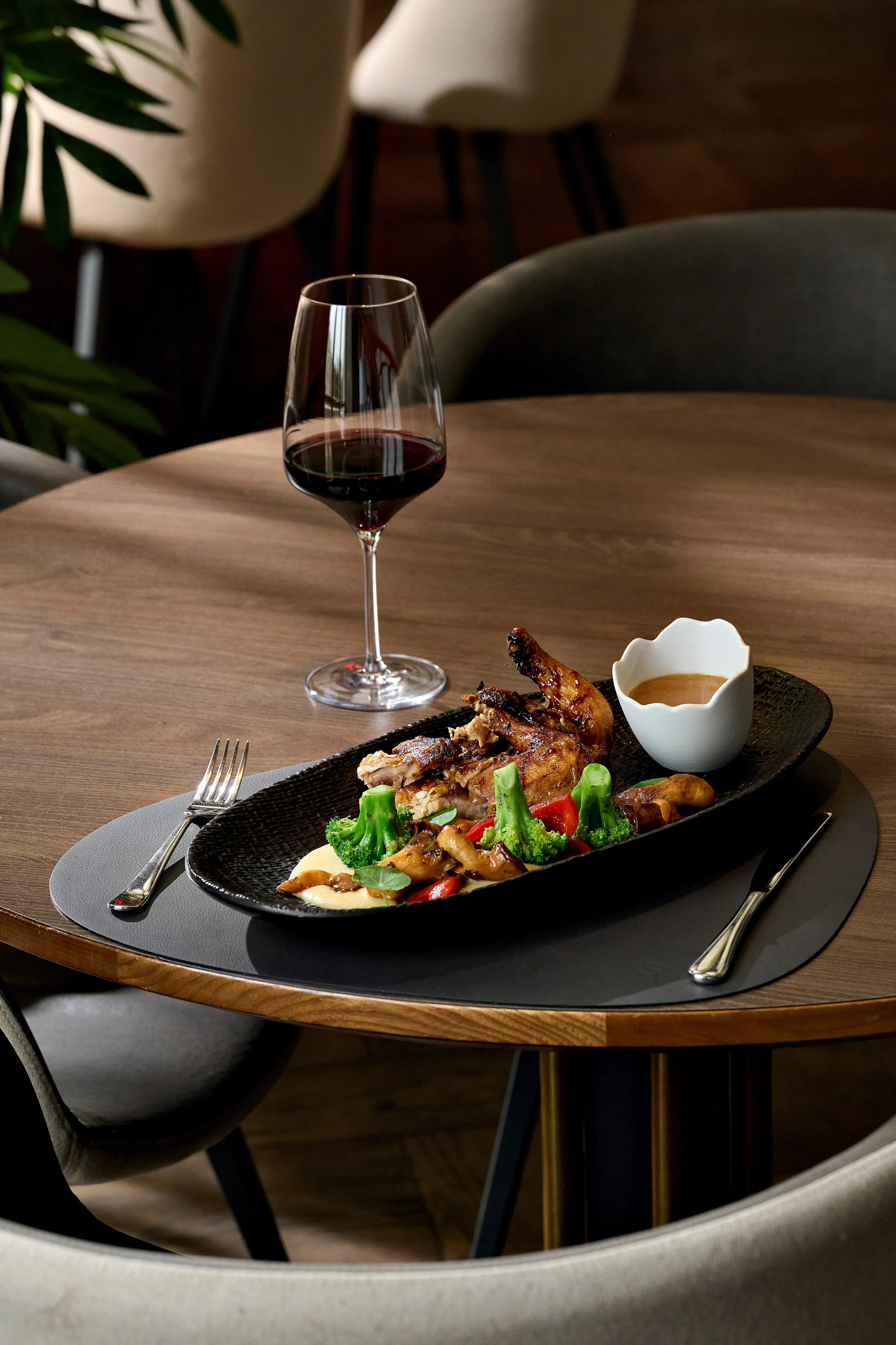 Страва у ресторані з бокалом вина