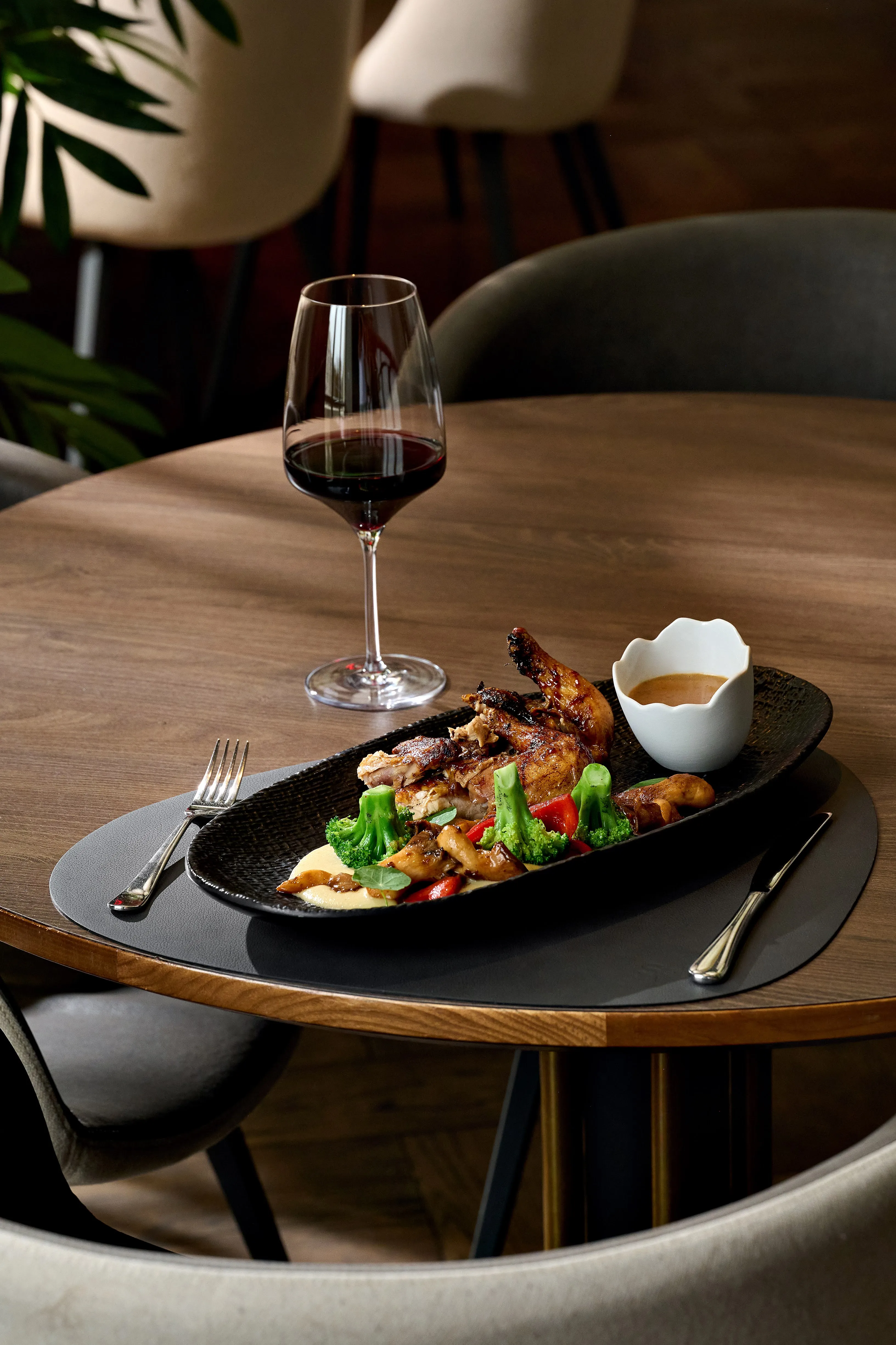 Страва у ресторані з бокалом вина Страва у ресторані з бокалом вина