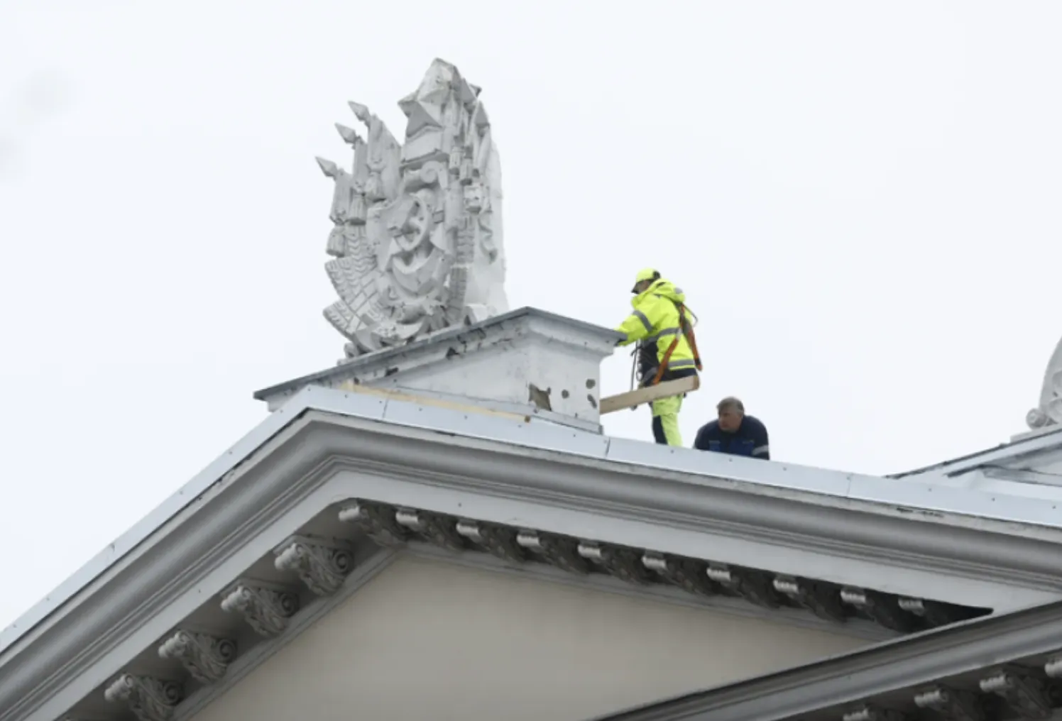 В Таллинне демонтируют советскую символику со здания Центра русской культуры В Таллинне демонтируют советскую символику со здания Центра русской культуры