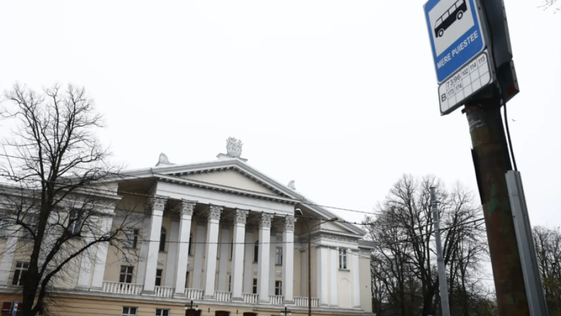 В Таллинне демонтируют советскую символику со здания Центра русской культуры В Таллинне демонтируют советскую символику со здания Центра русской культуры