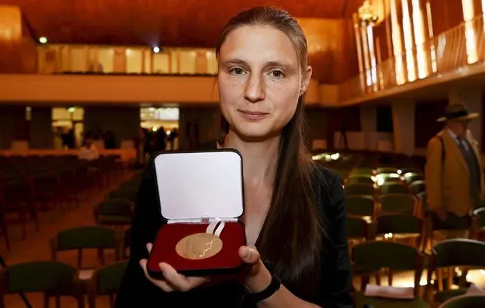 Марина Вязовская держит в руках медаль Филдса Марина Вязовская держит в руках медаль Филдса