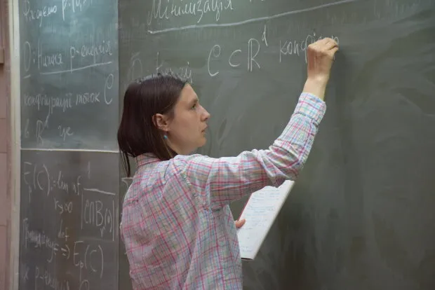 Марина Вязовская пишет на доске Марина Вязовская пишет на доске