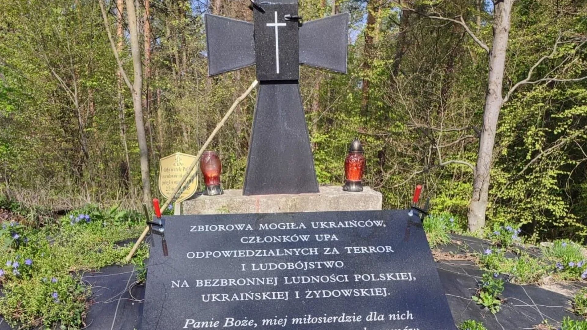 Нова табличка на могилі воїнів УПА на горі Монастир Нова табличка на могилі воїнів УПА на горі Монастир