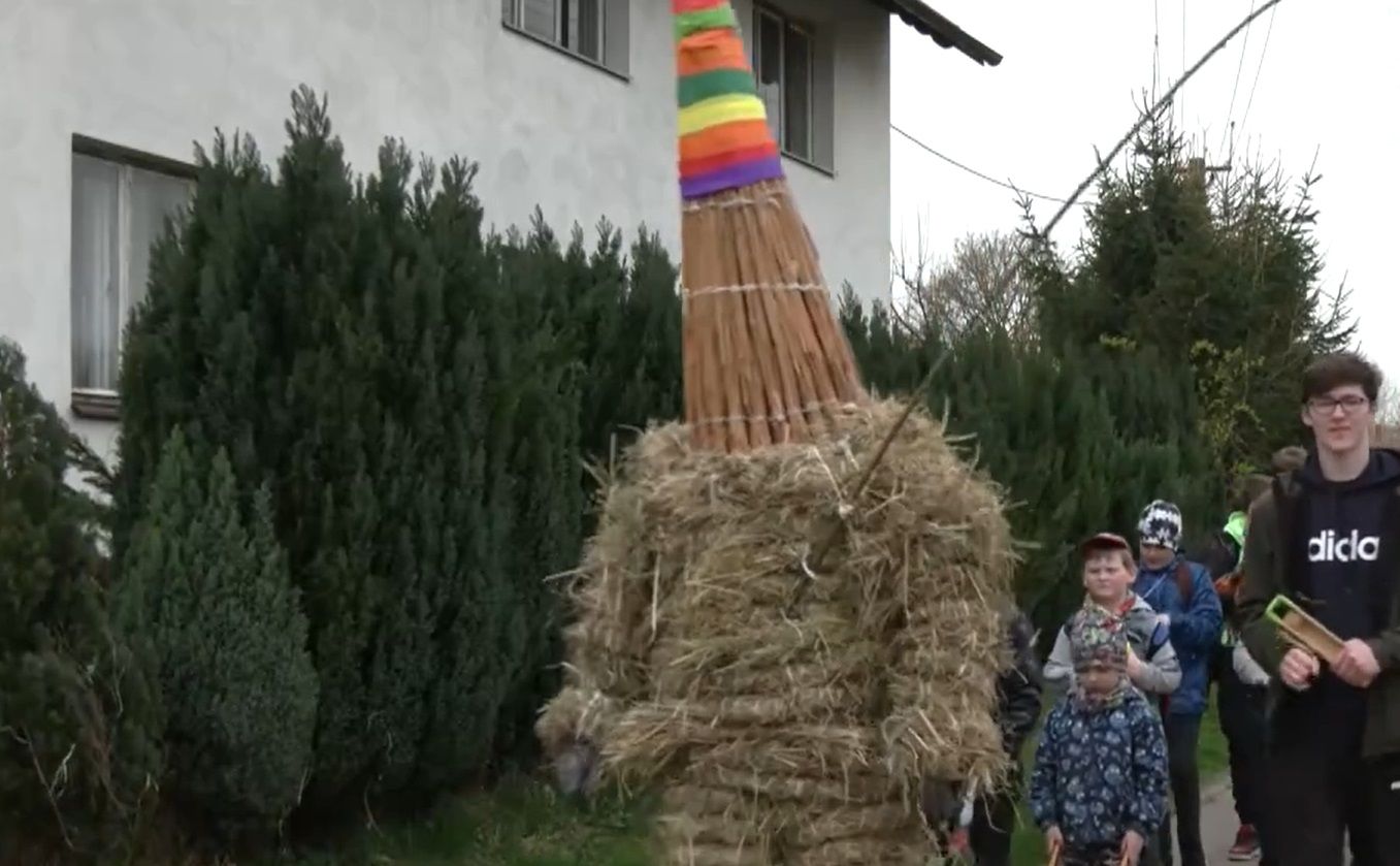 В Чехии ведут соломенного Иуду В Чехии ведут соломенного Иуду