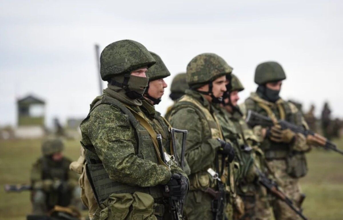 Российские оккупанты с оружием в руках Российские оккупанты с оружием в руках