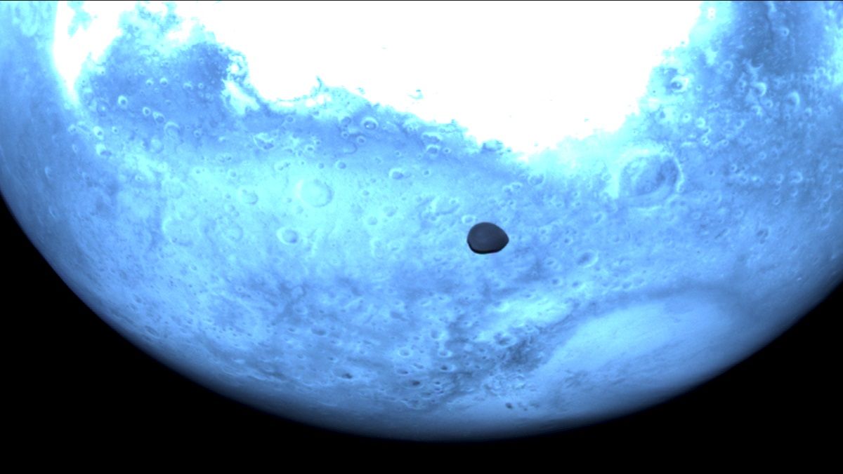 Деймос на фоне Марса Деймос на фоне Марса