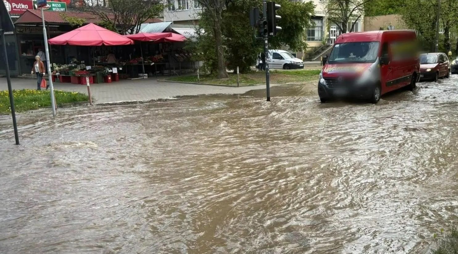 Прорыв водопровода в Лодзи Прорыв водопровода в Лодзи