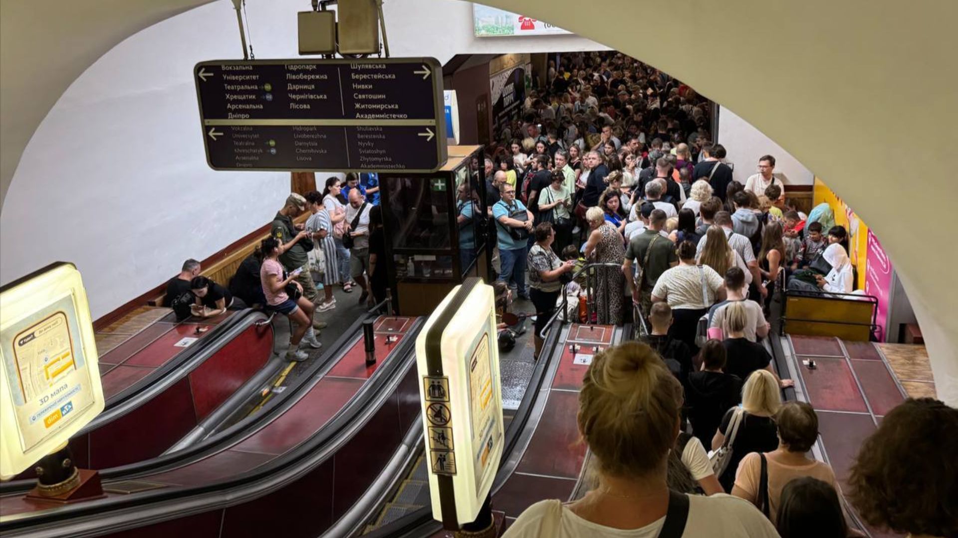 Мужчина попал под поезд на станции метро Крещатик Мужчина попал под поезд на станции метро Крещатик