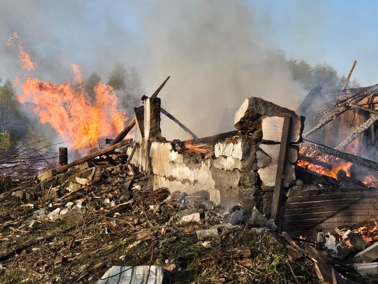 Росіяни скинули авіабомбу на житловий будинок в Лиманській громаді Росіяни скинули авіабомбу на житловий будинок в Лиманській громаді