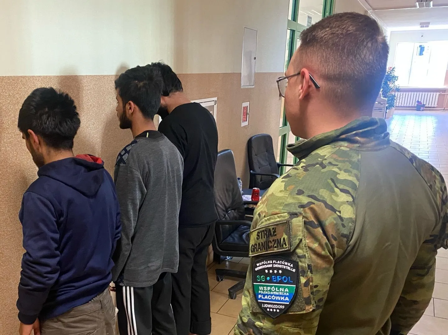 З Польщі депортували трьох громадян Афганістану З Польщі депортували трьох громадян Афганістану