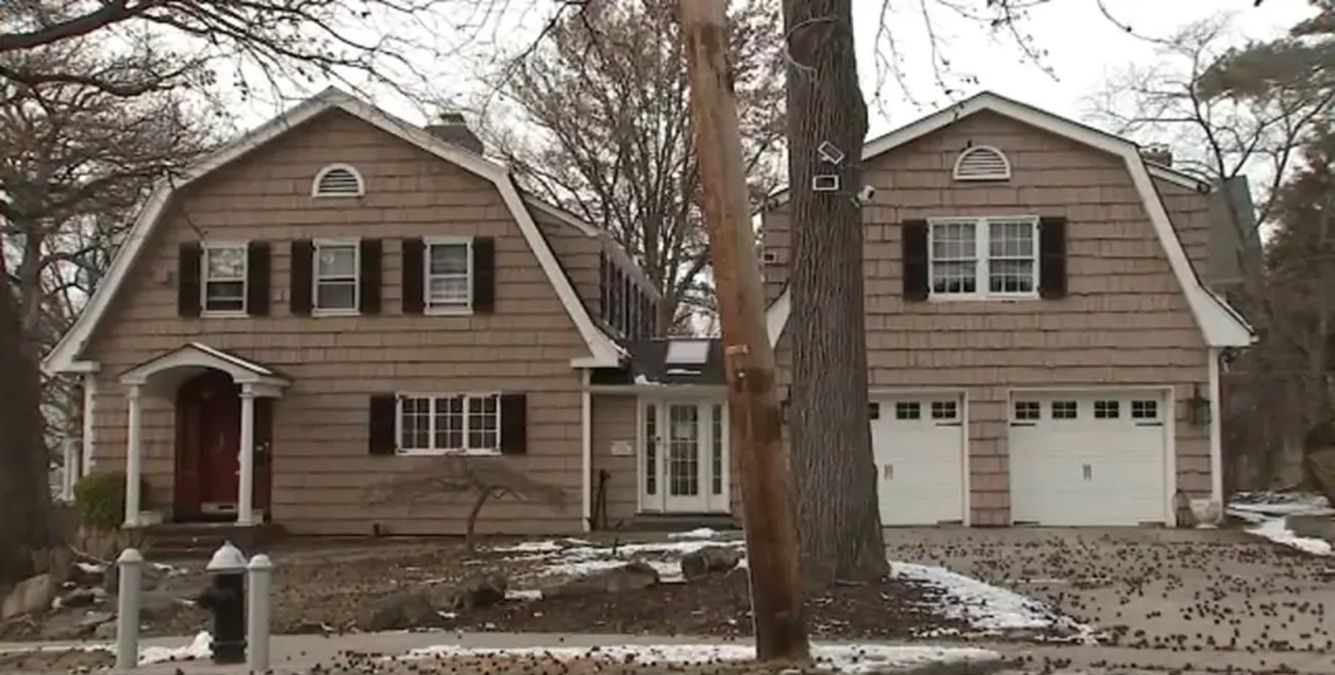 Пара майже пів року не може вигнати зі свого бюудинку чужинця Пара майже пів року не може вигнати зі свого бюудинку чужинця