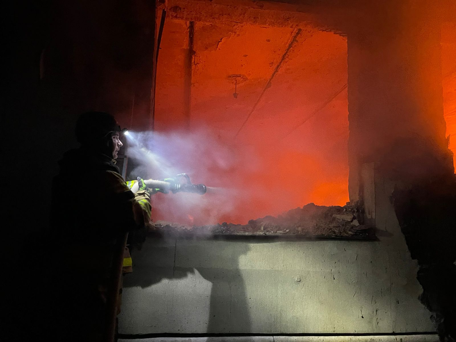 Удар по Кам'янському 26.04.2025 - горить багатоповерхівка, що відомо Удар по Кам'янському 26.04.2025 - горить багатоповерхівка, що відомо