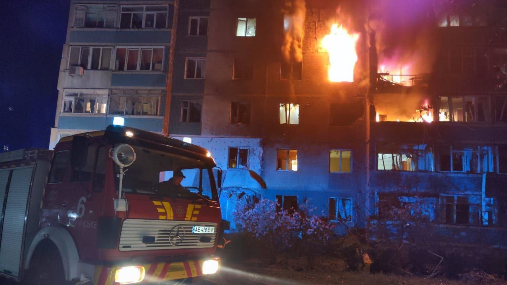 В Каменске российский дрон попал в многоэтажку В Каменске российский дрон попал в многоэтажку