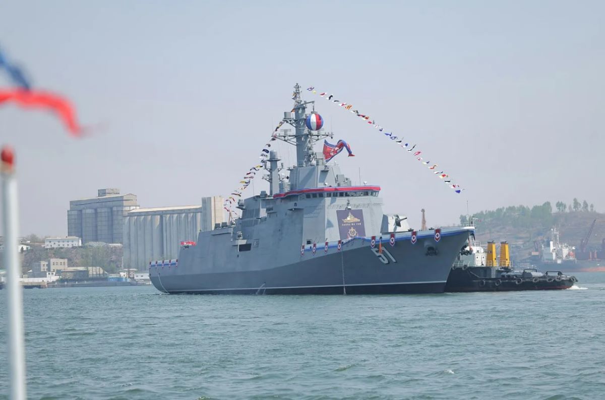 В КНДР представили новый эсминец В КНДР представили новый эсминец