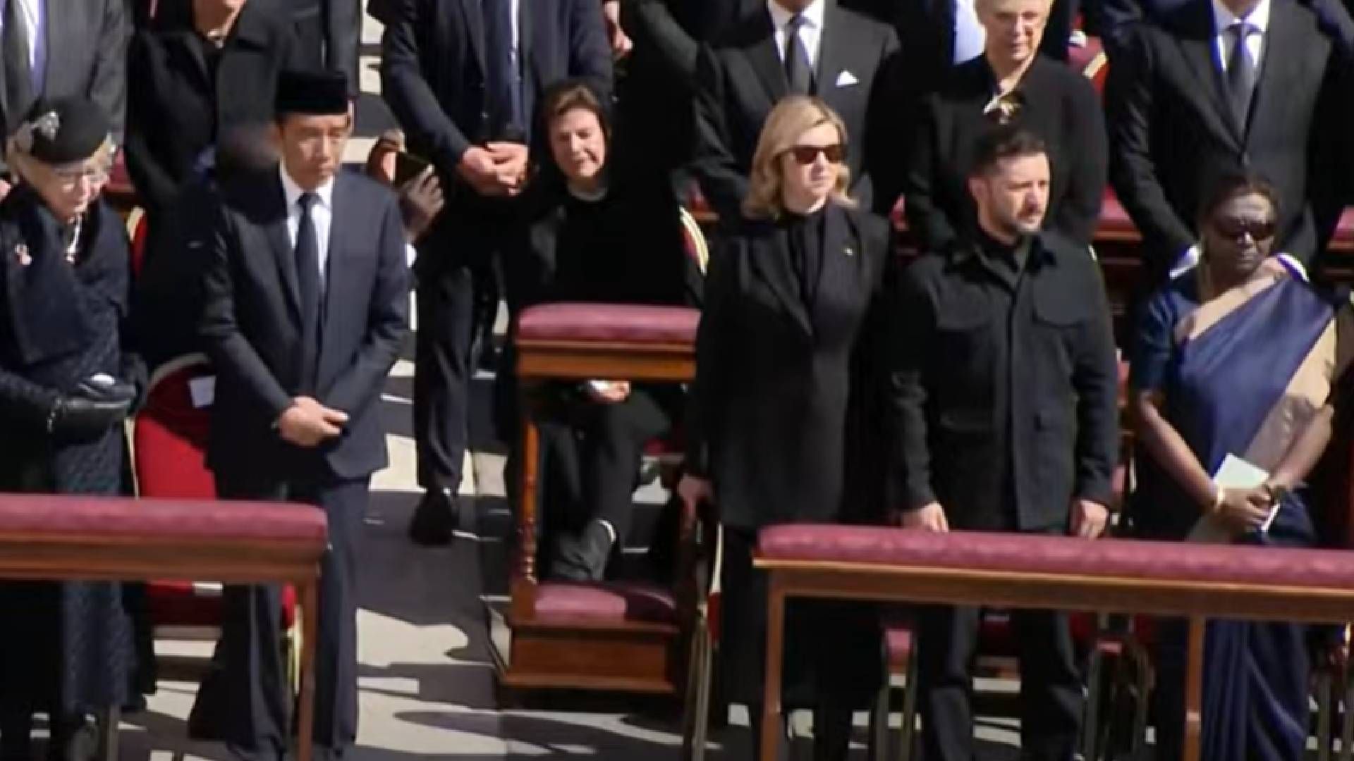 Ватикан посадив Зеленського у перший ряд всупереч протоколу Ватикан посадив Зеленського у перший ряд всупереч протоколу