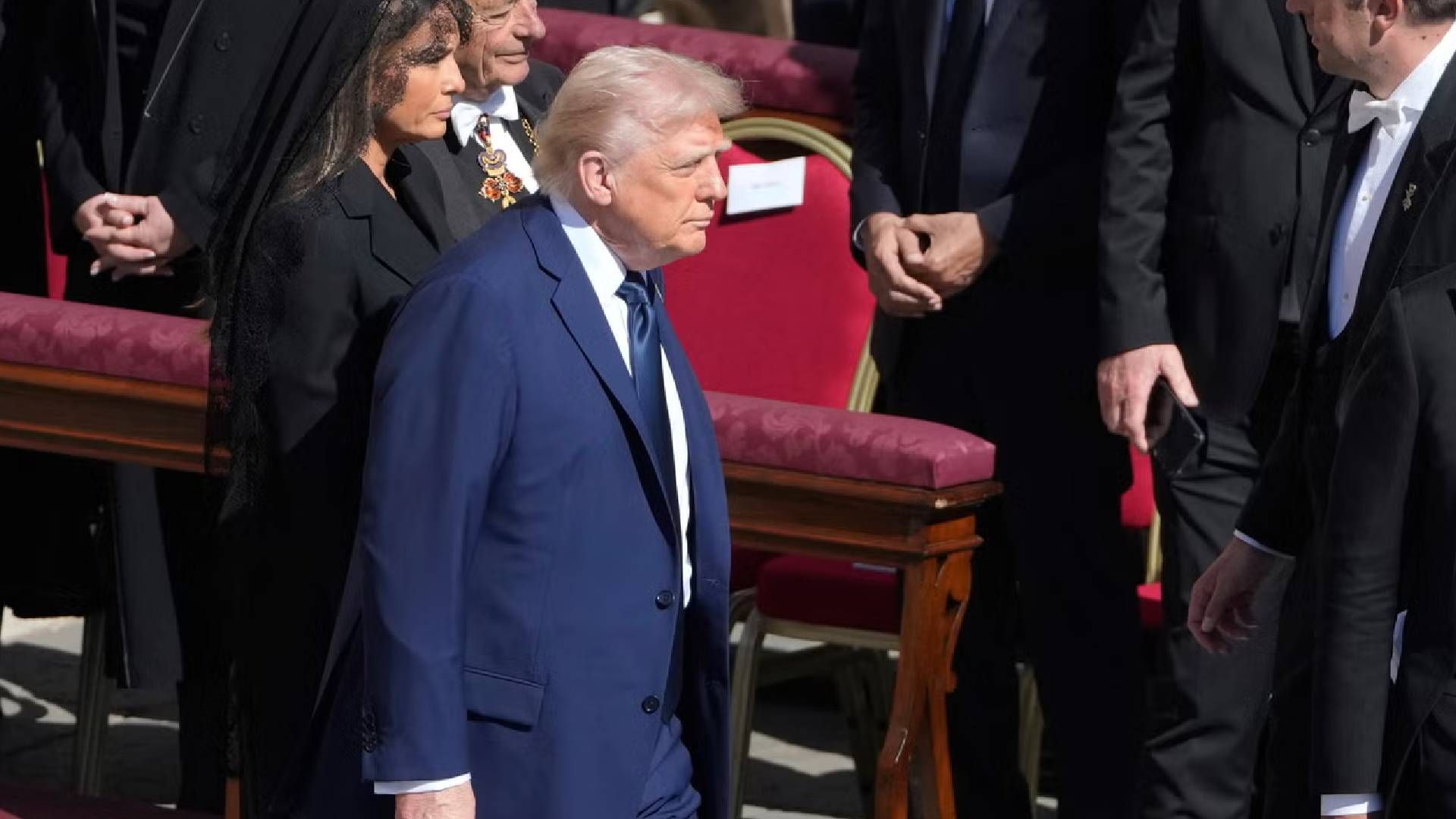 Трамп нарушил дресс-код на похоронах Папы Франциска Трамп нарушил дресс-код на похоронах Папы Франциска