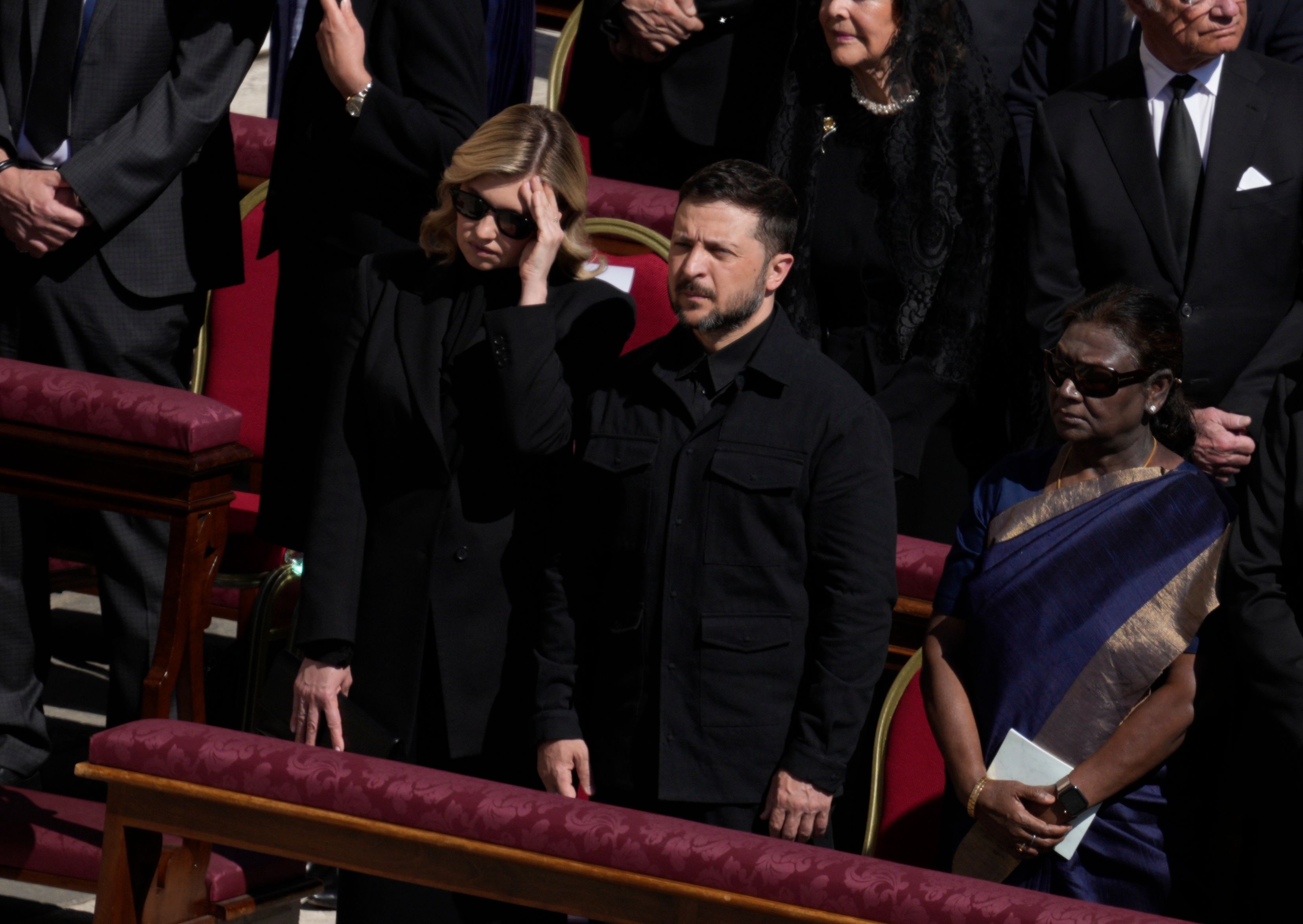 Почему Зеленскому приписывают нарушение дресс-кода на похоронах Папы Римского Почему Зеленскому приписывают нарушение дресс-кода на похоронах Папы Римского