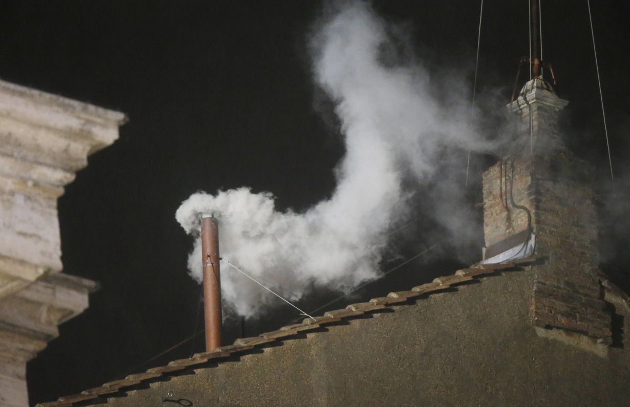 Білий дим над Сикстинською капелою Білий дим над Сикстинською капелою