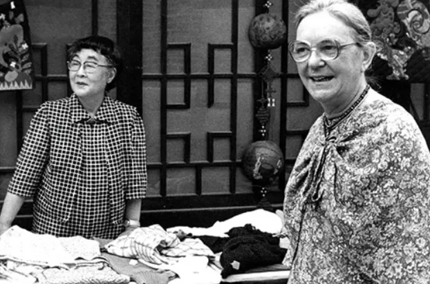 Королева Кореи (слева) и Юлия устроили благотворительную ярмарку одежды Королева Кореи (слева) и Юлия устроили благотворительную ярмарку одежды