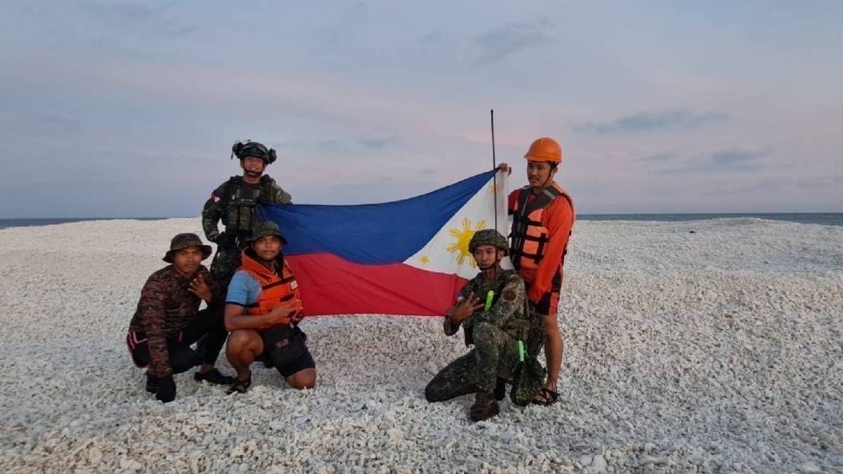 Філіппіни відреагували на висадку китайських на спірний риф Сенді-Кей Філіппіни відреагували на висадку китайських на спірний риф Сенді-Кей