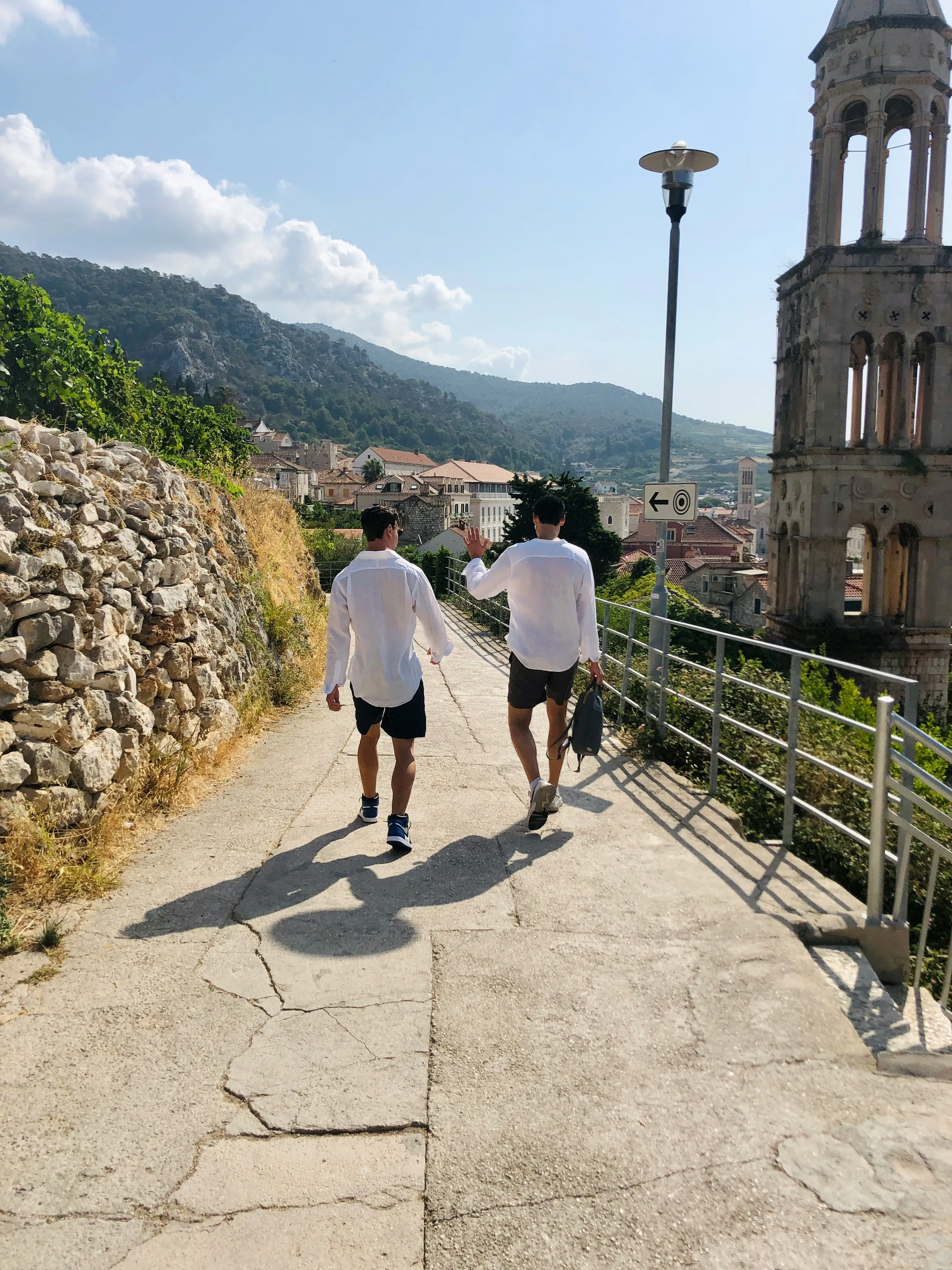 За невідповідний одяг у Хвари можна отримати штраф За невідповідний одяг у Хвари можна отримати штраф