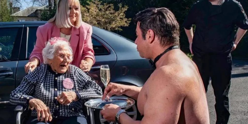 103-річну бабусю привітав з днем народження напівголий чоловік 103-річну бабусю привітав з днем народження напівголий чоловік