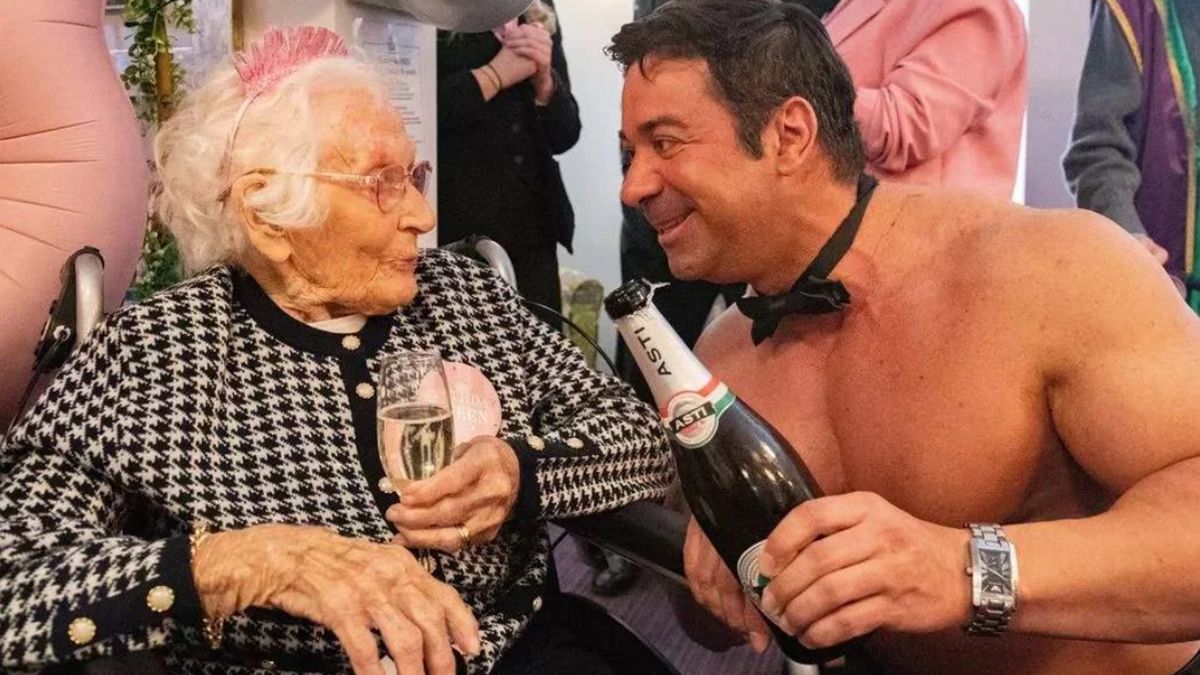 Полуголый мужчина поздравил с днем рождения 103-летнюю бабушку с днем рождения