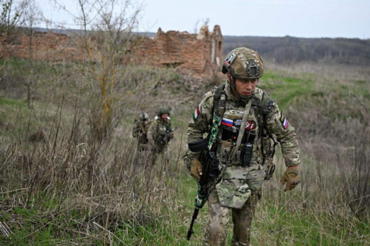 Російський окупант зі зброєю в руках Російський окупант зі зброєю в руках