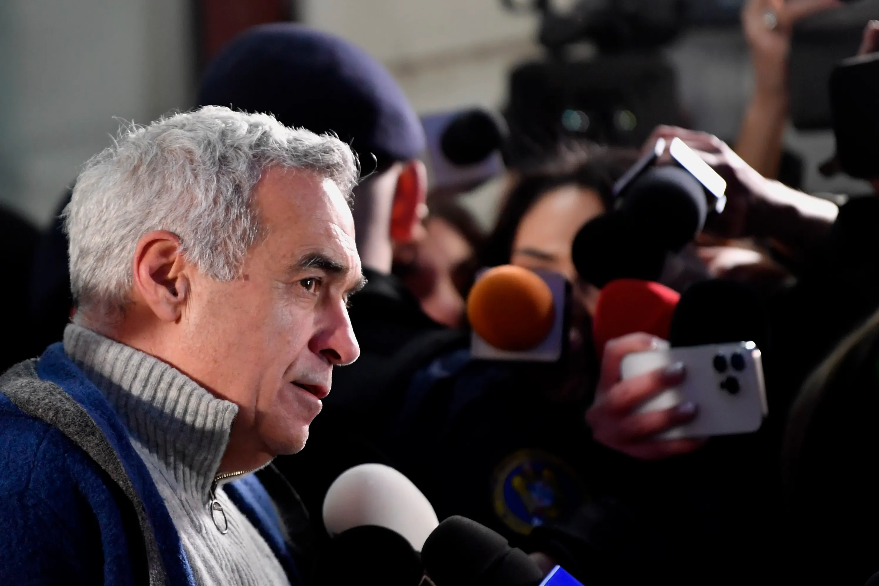 Джорджеску покидає поліцейський відділок 26 лютого 2025 року після допиту. Прокуратура заявила, що він підозрюється у поширенні неправдивої інформації, серед інших звинувачень Джорджеску покидає поліцейський відділок 26 лютого 2025 року після допиту. Прокуратура заявила, що він підозрюється у поширенні неправдивої інформації, серед інших звинувачень