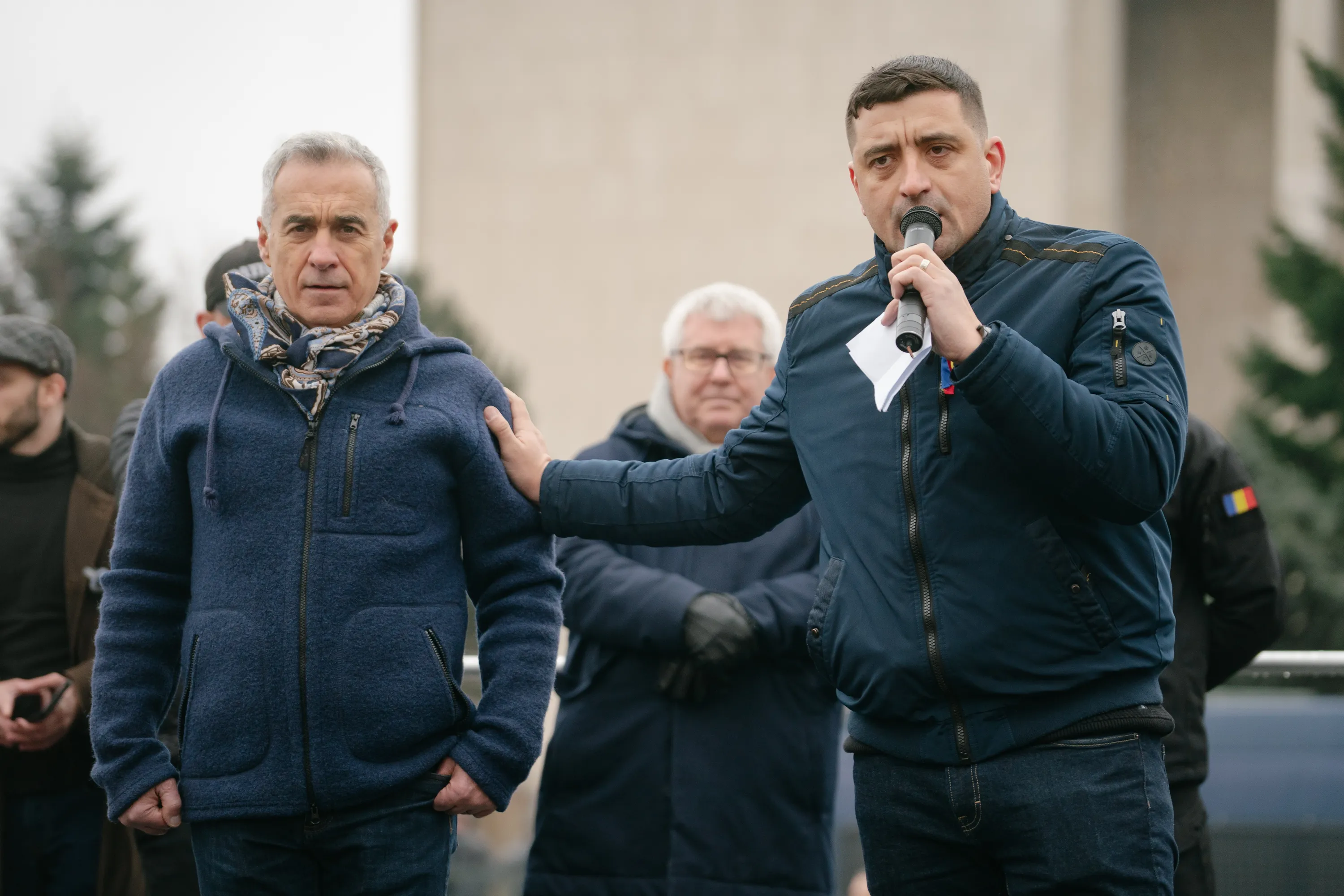 Джорджеску після допитів прокуратурою щодо фінансування своєї кампанії разом з лідером ультраправої парті AUR Сіміоном на антиурядовому мітингу Джорджеску після допитів прокуратурою щодо фінансування своєї кампанії разом з лідером ультраправої парті AUR Сіміоном на антиурядовому мітингу