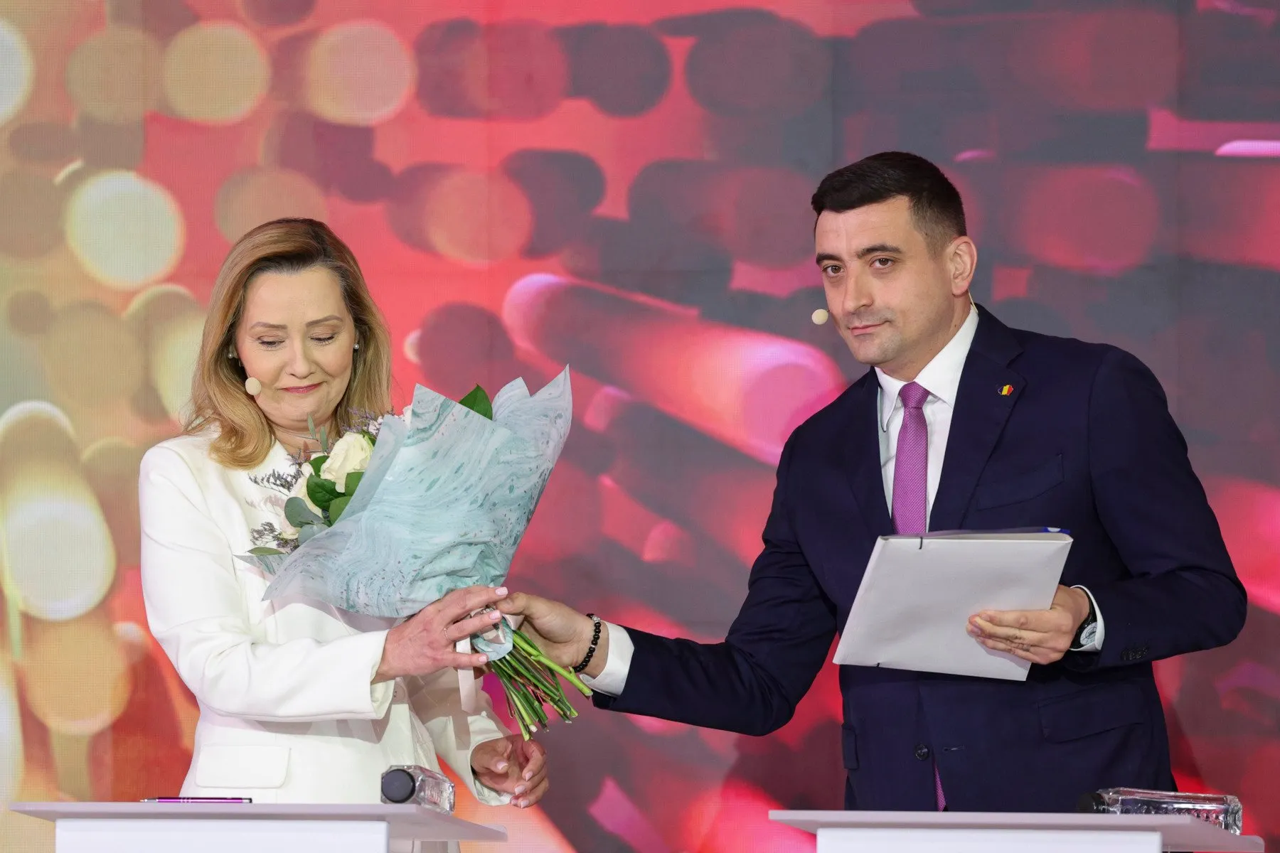 Сіміон дарує квіти Ласконі на дебатах у Котрочен 28 квітня 2025 Сіміон дарує квіти Ласконі на дебатах у Котрочен 28 квітня 2025