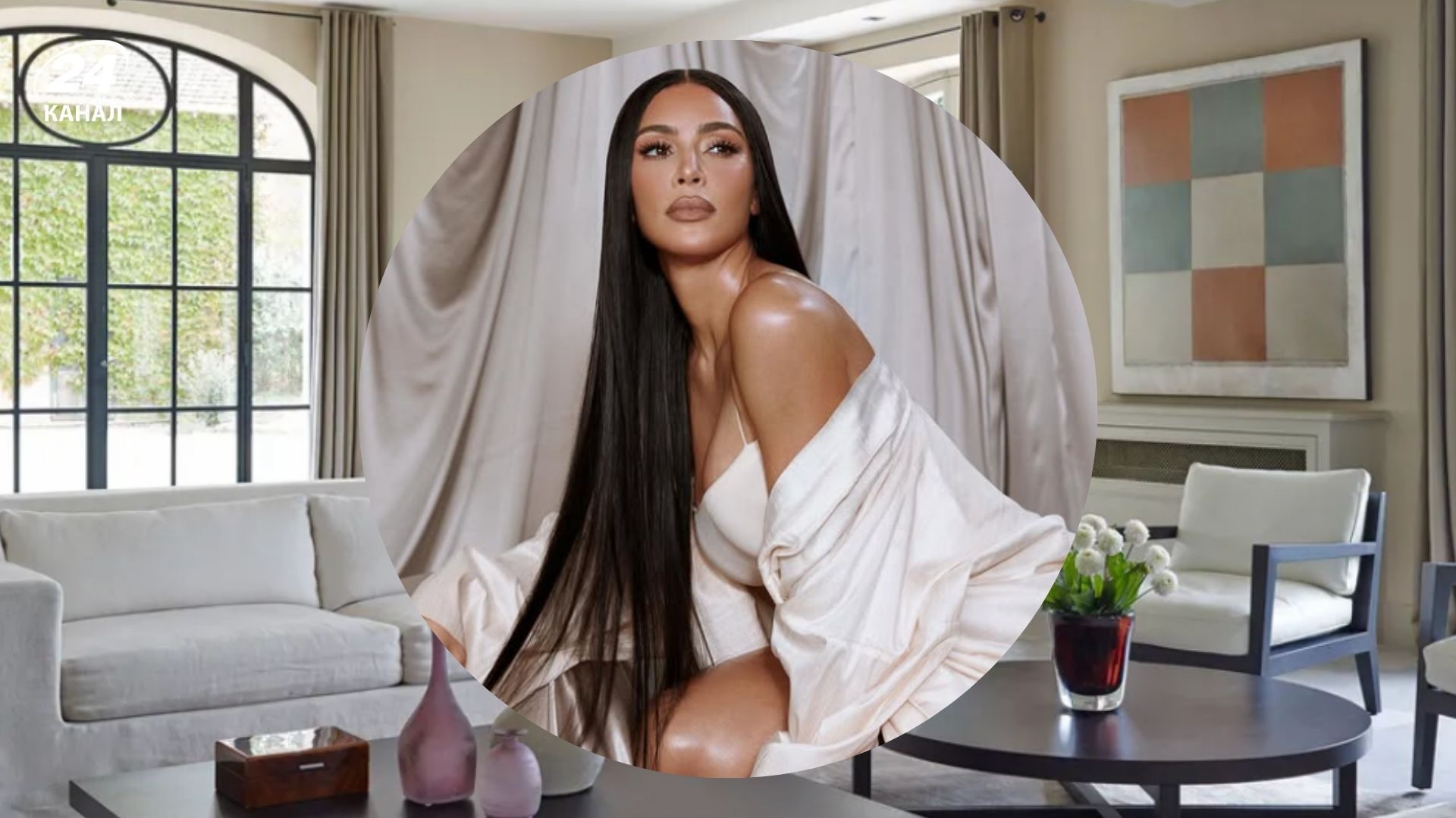 Кардашьян показала неожиданный мастер-класс по добавлению акцентов в минималистичный интерьер Кардашьян показала неожиданный мастер-класс по добавлению акцентов в минималистичный интерьер