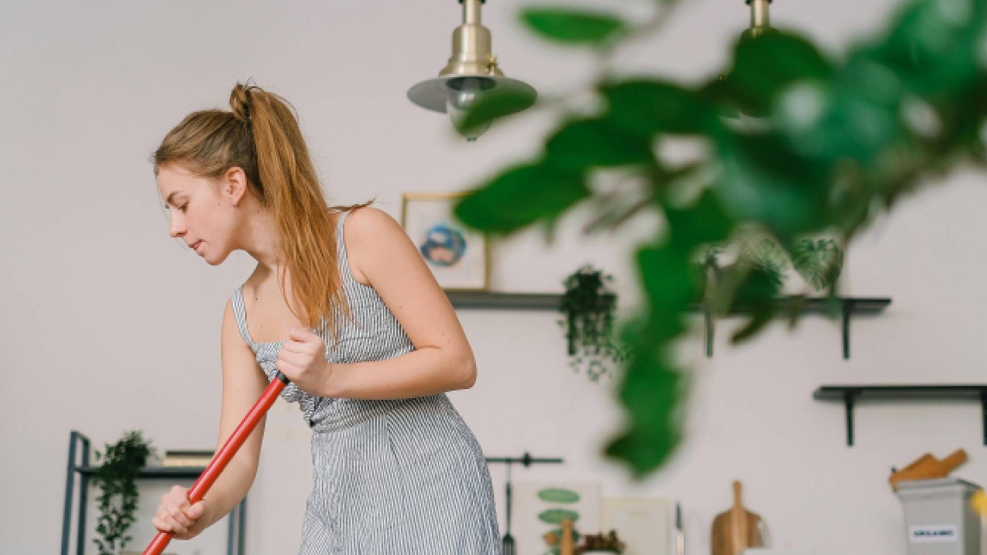 Шваброю можна мити не лише підлогу Шваброю можна мити не лише підлогу