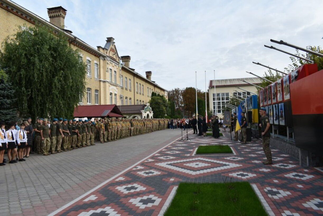 Скандал в лицее на Волыни - ученики позировали с символикой СССР, детали расследования Скандал в лицее на Волыни - ученики позировали с символикой СССР, детали расследования
