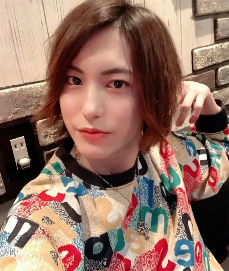 Одразу 15 заможних жінок утримували одного чоловіка Одразу 15 заможних жінок утримували одного чоловіка