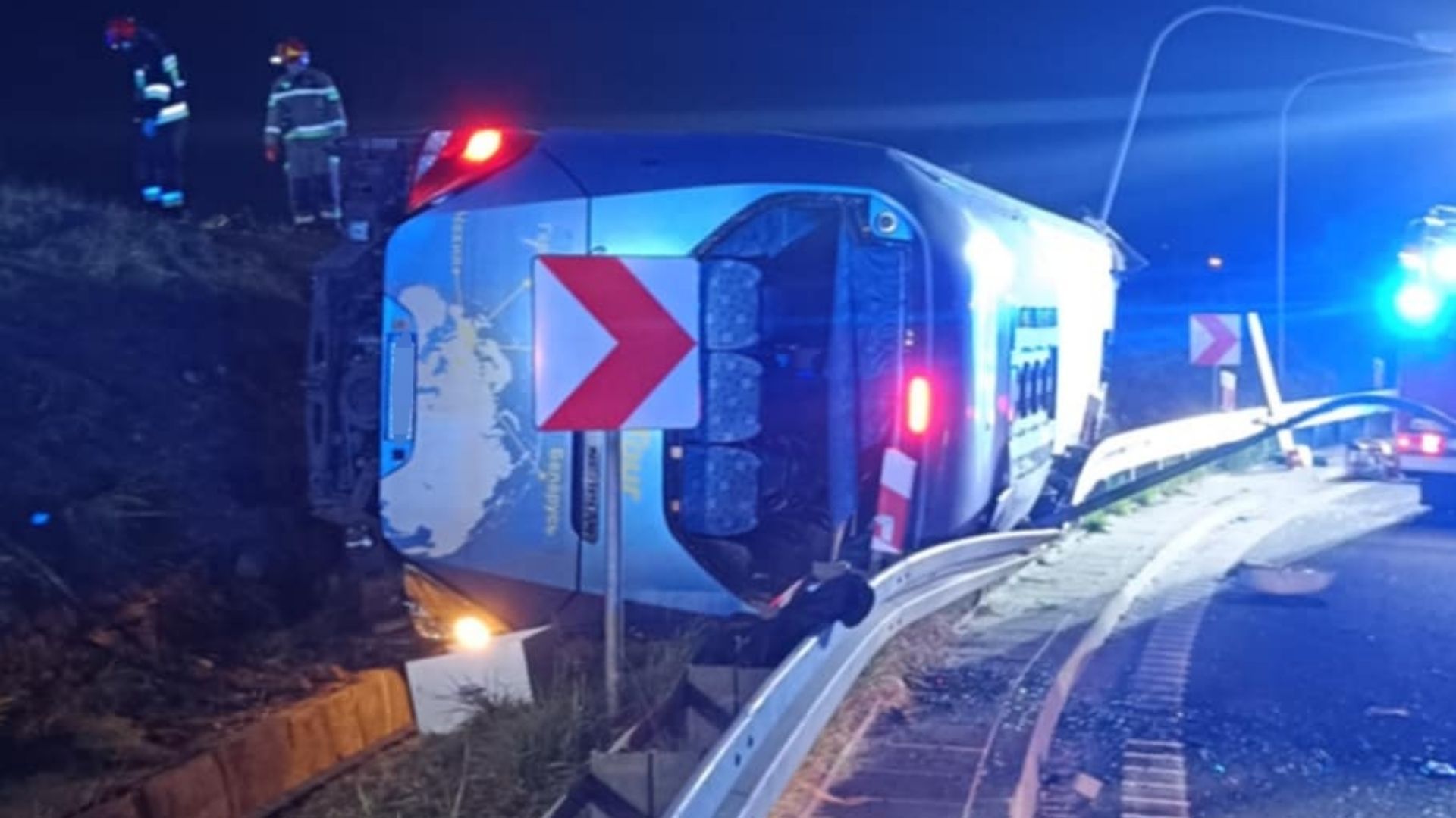 Поблизу аеропорту Варшави перекинувся автобус з українцями, є постраждалі у важкому стані - 24 Канал Поблизу аеропорту Варшави перекинувся автобус з українцями, є постраждалі у важкому стані - 24 Канал