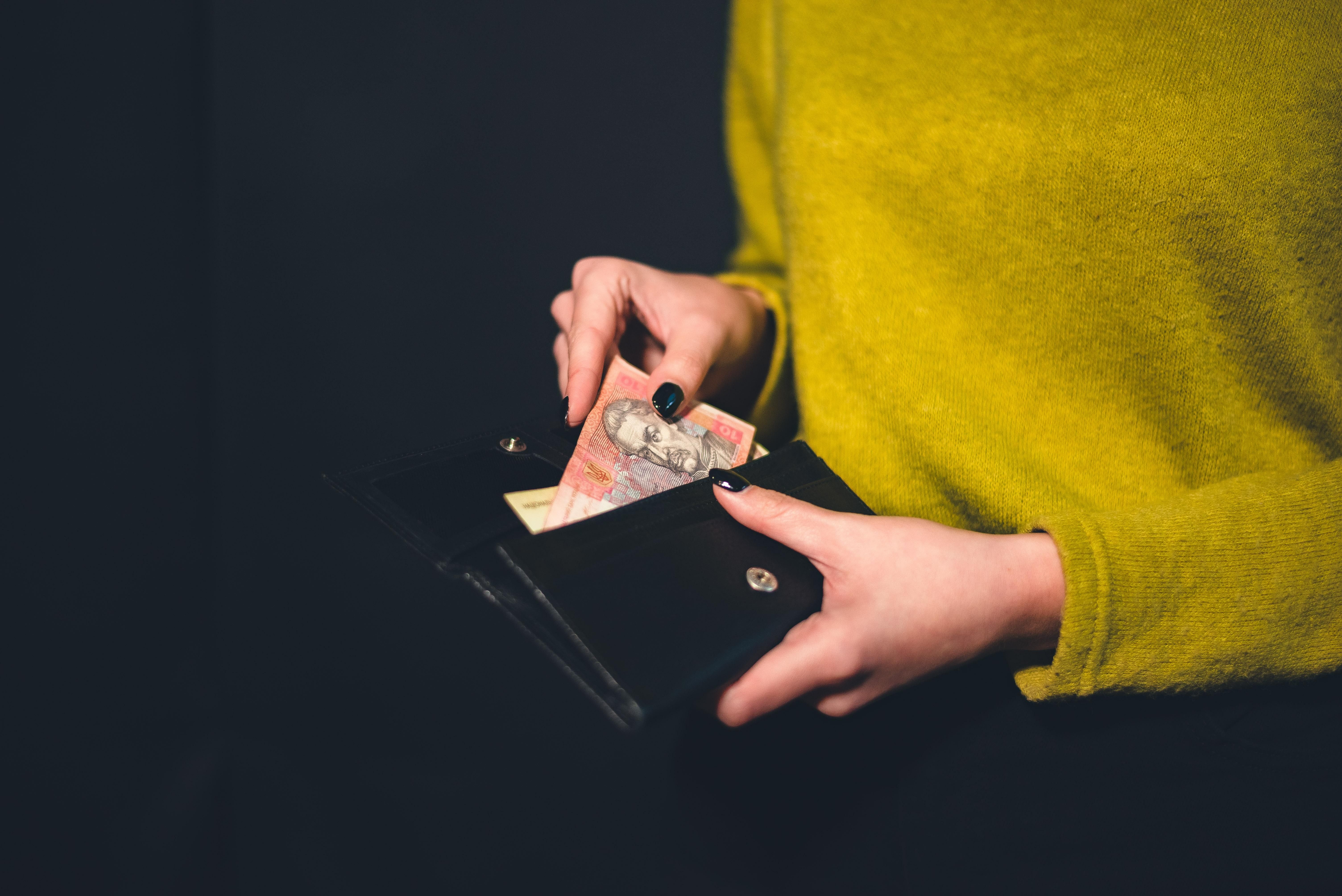 Які податки вираховуються з зарплати у 2025