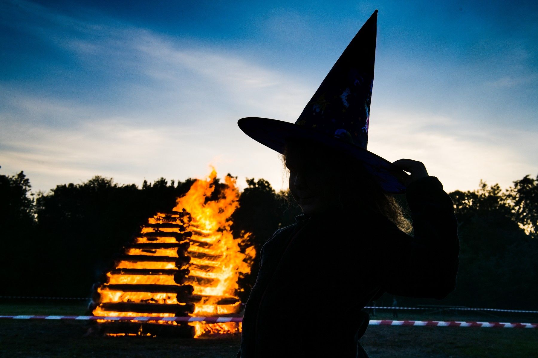 Вальпургієва ніч в Чехії, дівчина в костюмі відьми біля вогню Вальпургієва ніч в Чехії, дівчина в костюмі відьми біля вогню