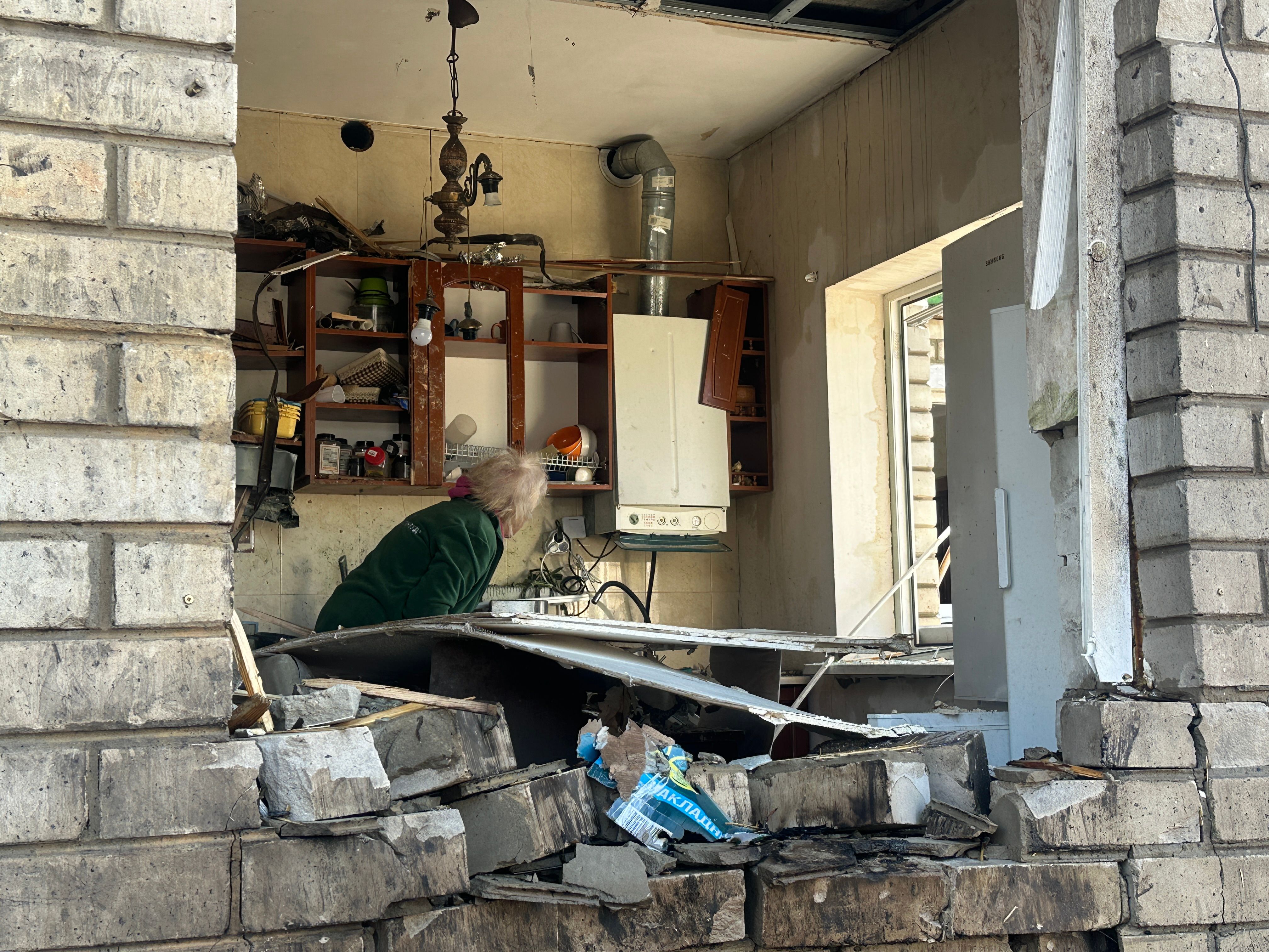 У Харкові постраждало до сотні будинків під час обстрілу У Харкові постраждало до сотні будинків під час обстрілу