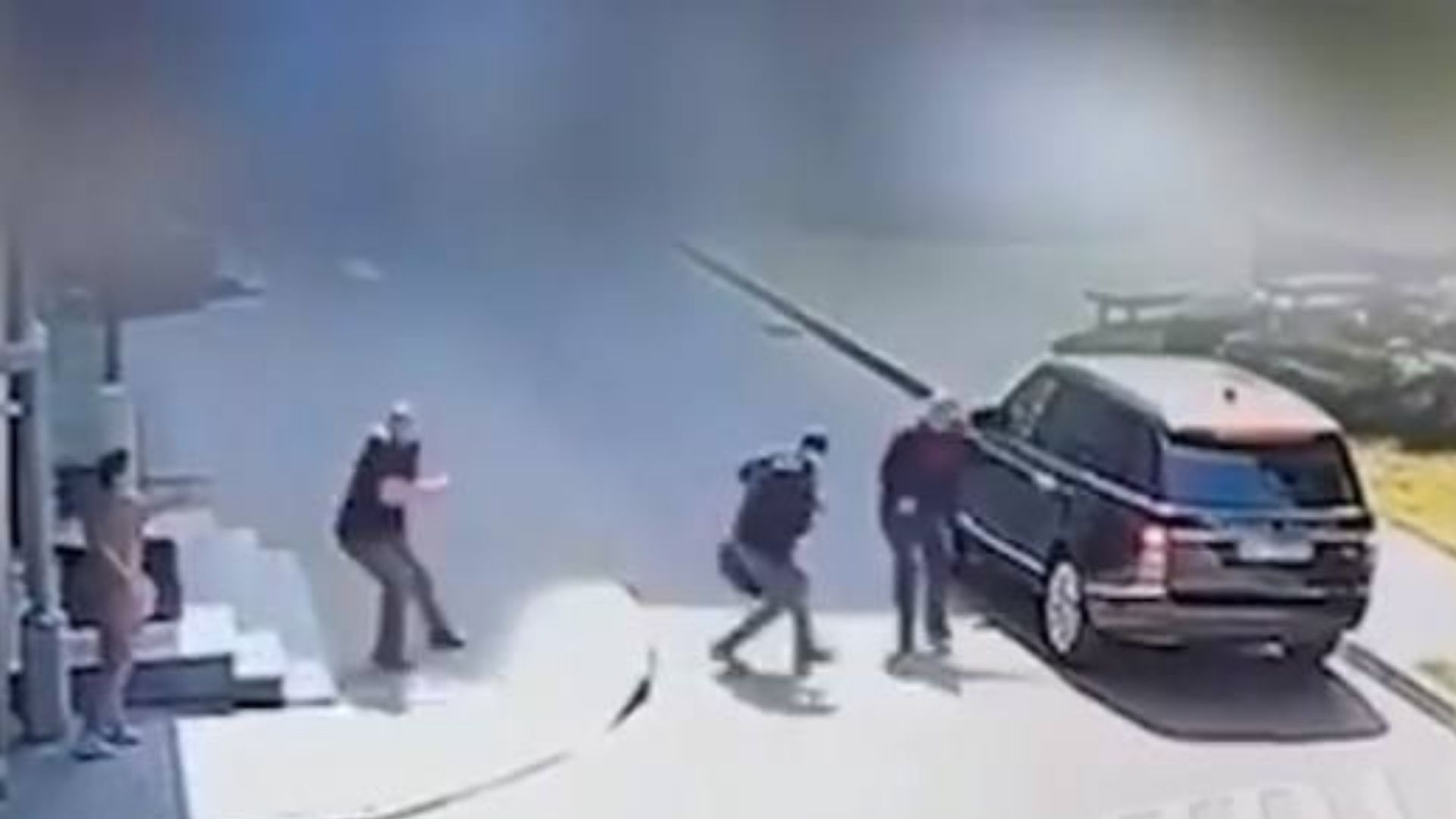 Нападниця на Стерненка зачепила його охоронця Нападниця на Стерненка зачепила його охоронця